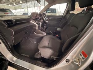 Toyota Urban Cruiser 1.5 XR manual - Image 7