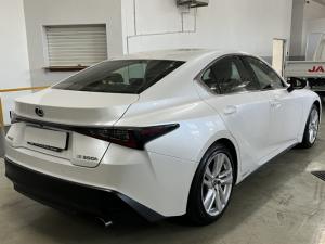 Lexus IS 300h SE - Image 4