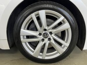 Lexus IS 300h SE - Image 7