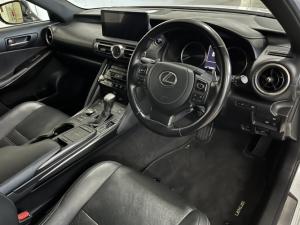 Lexus IS 300h SE - Image 9
