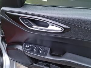 Alfa Romeo Giulia 2.0T - Image 6