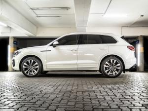 Volkswagen Touareg V6 TDI Executive R-Line - Image 2
