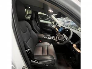 Volvo XC60 T8 Plug-In Hybrid AWD Ultra Dark - Image 5