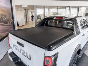 Isuzu D-Max 3.0TD double cab V-Cross - Image 13