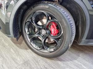 Alfa Romeo Stelvio 2.0T Veloce Q4 - Image 3