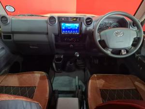 Toyota Land Cruiser 76 4.5D-4D V8 station wagon LX - Image 6
