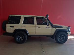 Toyota Land Cruiser 76 4.5D-4D V8 station wagon LX - Image 3