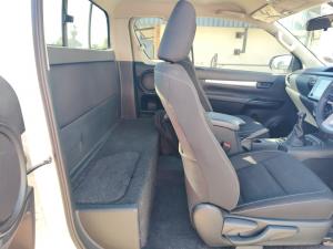 Toyota Hilux 2.4GD-6 Xtra cab Raider manual - Image 18