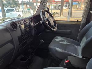Toyota Land Cruiser 79 2.8GD-6 double cab manual - Image 7