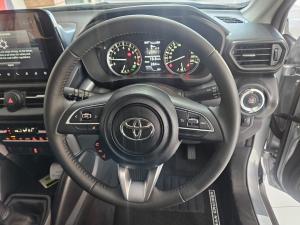 Toyota Urban Cruiser 1.5 XR manual - Image 8