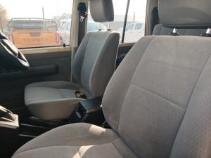 Toyota Land Cruiser 79 2.8 GD-6D/C automatic - Image 13