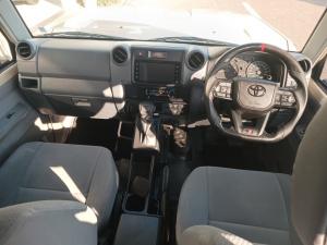 Toyota Land Cruiser 79 2.8 GD-6D/C automatic - Image 6