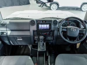 Toyota Land Cruiser 79 2.8GD-6 double cab auto - Image 6