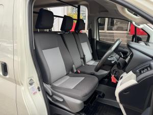 Toyota Quantum 2.8 SLWB panel van - Image 15