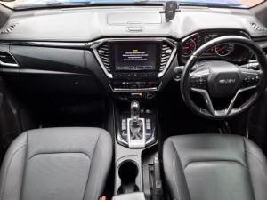 Isuzu D-Max 3.0TD double cab V-Cross 4x4 - Image 7
