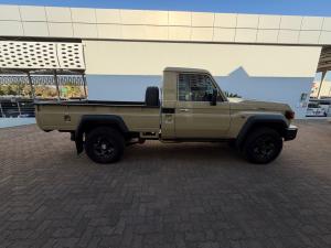 Toyota Land Cruiser 79 2.8GD-6 single cab auto - Image 3