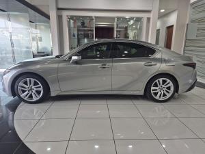 Lexus IS 300h SE - Image 2