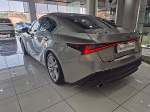 Lexus IS 300h SE - Image 4