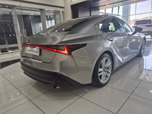 Lexus IS 300h SE - Image 6