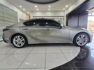 Lexus IS 300h SE - Image 7