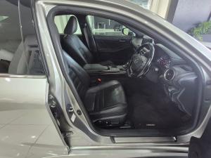 Lexus IS 300h SE - Image 9