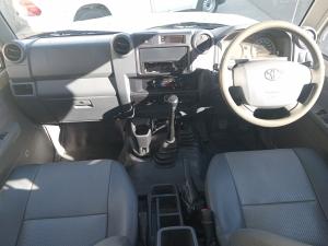 Toyota Land Cruiser 79 4.2D single cab - Image 6