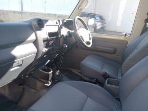 Toyota Land Cruiser 79 4.2D single cab - Image 7