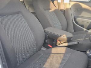 Volkswagen Polo Vivo hatch 1.6 Comfortline auto - Image 12