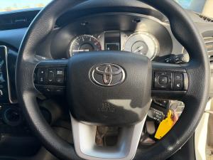 Toyota Hilux 2.4GD-6 double cab Raider manual - Image 8
