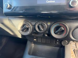 Toyota Hilux 2.4GD-6 double cab Raider manual - Image 11