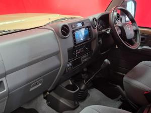 Toyota Landcruiser 76 2.8 GD-6 S/W - Image 7
