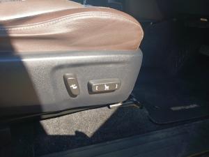 Toyota Fortuner 4.0 V6 4X4 automatic - Image 17