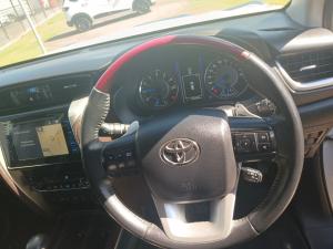 Toyota Fortuner 4.0 V6 4X4 automatic - Image 8