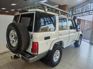 Toyota Land Cruiser 76 4.5D-4D V8 station wagon LX - Image 2