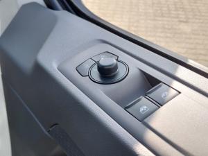 Volkswagen Transporter Kombi 2.0TDi Basic automatic - Image 13
