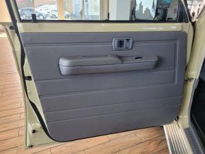 Toyota Land Cruiser 79 4.2D double cab - Image 20