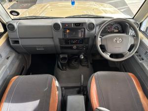 Toyota Land Cruiser 76 4.5D-4D V8 station wagon LX - Image 6