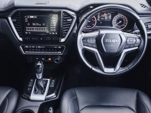 Isuzu D-Max 3.0TD double cab V-Cross 4x4 - Image 22