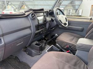 Toyota Land Cruiser 76 4.5D-4D V8 station wagon LX - Image 7