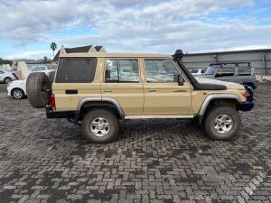 Toyota Land Cruiser 76 4.5D-4D V8 station wagon LX - Image 3