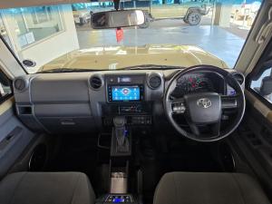 Toyota Land Cruiser 79 2.8GD-6 double cab auto - Image 6