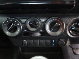 Toyota Hilux 2.4GD-6 single cab 4x4 Raider manual - Image 15