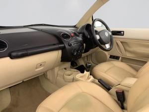 Volkswagen Beetle 2.0 Cabriolet - Image 19