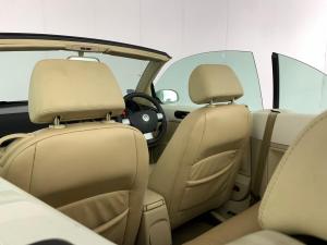 Volkswagen Beetle 2.0 Cabriolet - Image 9