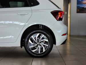 Volkswagen Polo hatch 1.0TSI Life auto - Image 32