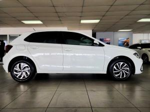 Volkswagen Polo hatch 1.0TSI Life auto - Image 4
