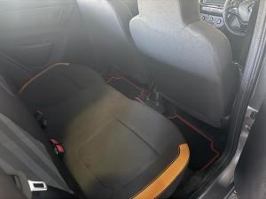 Renault Kwid 1.0 10 Anniversary Edition auto - Image 21