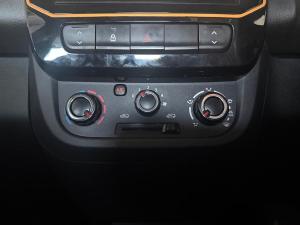 Renault Kwid 1.0 10 Anniversary Edition auto - Image 24