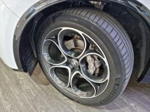 Alfa Romeo Stelvio 2.0T Veloce Q4 - Image 12
