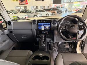 Toyota Land Cruiser 79 2.8GD-6 double cab auto - Image 6